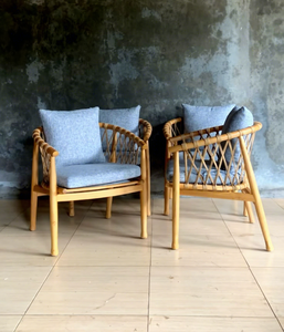 Juego de 2 sillones de teca para exterior con laterales de ratán tejido y cojín azul marino - Product Image 6