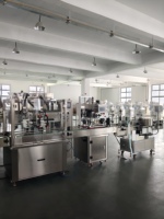 Machine de commande de servomoteur pour bouteilles en plastique/verre, canettes et bocaux - Haute productivité, compatible huile et gel, acier inoxydable de qualité alimentaire