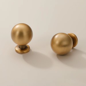 Poignée de meuble moderne en laiton brossé, style européen, poignée de porte et de tiroir minimaliste pour chambre à coucher, armoire, commode - Product Image 1