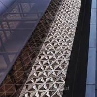 Façade paramétrique emblématique d'un salon de bijouterie, panneau de façade extérieur en aluminium, formes de diamant
