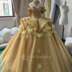 Vestido de Fiesta de Quinceañera de Lujo Mc028 Dorado con Corsé Pesado Bordado, Apliques Florales 3D, Vestido de Gala con Cola Capilla 100% Poliéster - Product Image 4