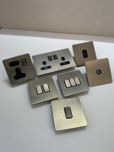 86 벽걸이 복고풍 스타일 골동품 황동 토글 스위치 스테인레스 스틸 프레임 UK13A 유럽 소켓 UNIVERSAL 전원 USB 콘센트 - Product Image 2