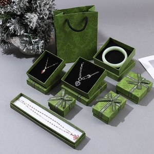 Boîte à bijoux en papier de style frais, carrée, verte, gaufrée, avec couvercle et base, pour colliers, boucles d'oreilles, bracelets et pendentifs – Stock usine - Product Image 1