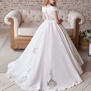 結婚式のためのふくらんでいる花の女の子のドレスと白のサテン生地