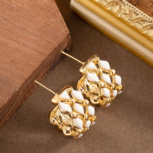 <span class=keywords><strong>Pendientes</strong></span> <span class=keywords><strong>de</strong></span> moda con esmalte, diseño hueco en forma <span class=keywords><strong>de</strong></span> C, <span class=keywords><strong>pendientes</strong></span> <span class=keywords><strong>de</strong></span> tuerca con letras, <span class=keywords><strong>pendientes</strong></span> <span class=keywords><strong>de</strong></span> alta gama para mujer, joyería fina - Product Image 1