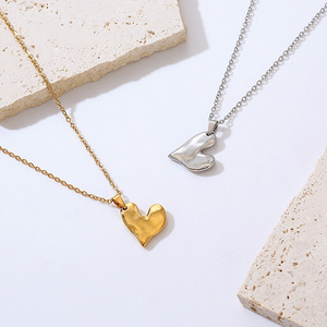 Collana Semplice e Alla Moda con Piccolo Cuore Tridimensionale per Donne, Design Asimmetrico di Alta Qualità con Catena - Product Image 1