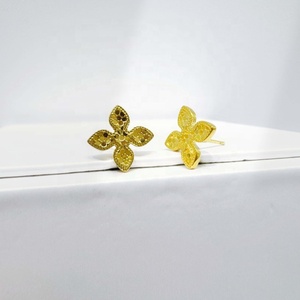 Pendientes de cobre chapados en oro pequeños y baratos al por mayor, con diseño de trébol, bonitos y únicos, joyería de moda india para niñas - Product Image 3