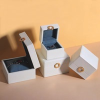 Nouvelle boîte organisatrice de bijoux carrée en cuir PU personnalisée, fermeture magnétique, logo personnalisé, doublure intérieure douce, finition de qualité, cadeau