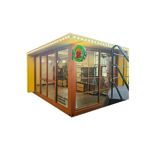 Tienda en contenedor de diseño industrial con paredes de vidrio y estructura metálica para uso comercial - Product Image 1