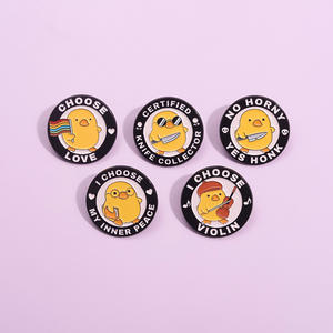 ストックラウンドリトルイエローダックかわいいバイオリンバッジ漫画の手紙ソフトエナメルラペルピン - Product Image 3