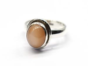 แหวนเงินแท้ 925 รูปวงรีประดับพลอยมูนสโตนทรงคาโบชอง ทำด้วยมือ - Product Image 5