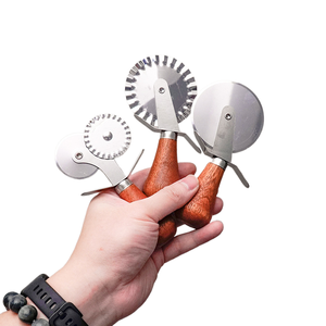 ชุดอุปกรณ์ตัดพิซซ่าครบชุดพร้อมด้ามจับไม้และใบมีดสแตนเลสสำหรับการตัดพิซซ่าและขนมอบอย่างแม่นยำ - Product Image 1