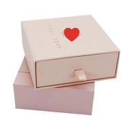 Petite boîte à bijoux en velours rose avec fermeture magnétique, design coulissant, finition laminée mate, recyclable