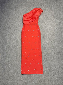 Vestido de noche de alta gama europeo y americano en stock, con un solo hombro y adornos de diamantes de imitación. - Product Image 6