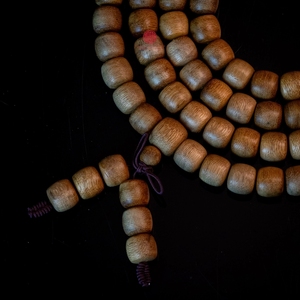Pulseras de 108 cuentas de madera de agar de 10 mm, Mala de madera natural hecha a mano, joyería budista para meditación - Product Image 3