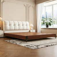 Quadratisches Cloud-Puff-Stoffbett, weiches Polster-Kopfteil, Mid-Century Walnussrahmen Plattform-Doppelbett für das Hauptschlafzimmer