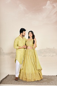 Ce magnifique combo assorti de Lehenga pour homme et femme pour couple de présentation pour la saison des festivals - Product Image 2