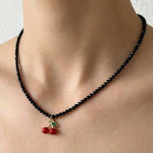 <span class=keywords><strong>Collana</strong></span> Retrò <span class=keywords><strong>con</strong></span> <span class=keywords><strong>Perline</strong></span> <span class=keywords><strong>Nere</strong></span> <span class=keywords><strong>e</strong></span> Ciliegia, Delicato Filo di Cristallo Nero <span class=keywords><strong>con</strong></span> Ciondolo a Ciliegia Rossa, Girocollo Regolabile da Donna - Product Image 1