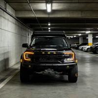 Camionnette en acier haute résistance avec phares LED, poids à vide de 2395 kg, pour la durabilité sur les chantiers de construction
