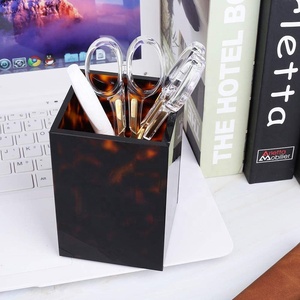 Set di Cancelleria <span class=keywords><strong>da</strong></span> Scrivania Moderno in Acrilico Tartarugato e Metallo: Graffettatrice, Portapenne, Righello, Portatile, per <span class=keywords><strong>Ufficio</strong></span> e Forniture per Rilegatura - Product Image 3