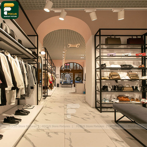 ชั้นวางเสื้อผ้าพร้อมโครงไม้และโลหะ สำหรับจัดแสดงเสื้อผ้าในร้านค้าปลีก - Product Image 2