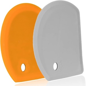 Raspador de silicona de grado alimenticio para encimera, con borde curvo y flexible, juego de 2, gris y naranja - Product Image 1
