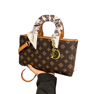 กระเป๋าถือสะพายข้างผู้หญิง PU หรูหราขายส่ง, กระเป๋าถือผู้หญิงสไตล์เรโทรและทันสมัย, ผ้าพันคอไหมและของตกแต่งลายตัวอักษร 2028 - Product Image 1