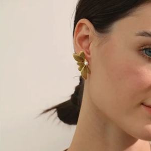 Boucles d'oreilles clous papillon en acier inoxydable plaqué or 18 carats, anti-ternissement, avec perles et ailes géométriques, pour femme - Product Image 3