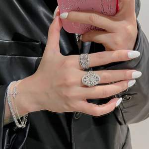 แหวนเงินแท้ S925 สไตล์โบราณ ประดับเพชรทรงดอกเดซี่ ดีไซน์หรูหรา สำหรับผู้หญิง ให้ลุคหวานและเรียบหรู - Product Image 4