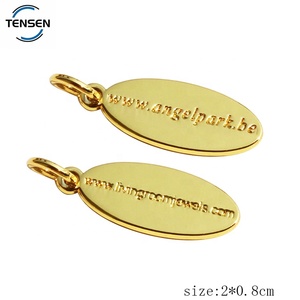 Breloques ovales personnalisées avec logos dorés et lettres estampées pour bracelets et bijoux pour femmes - Product Image 2