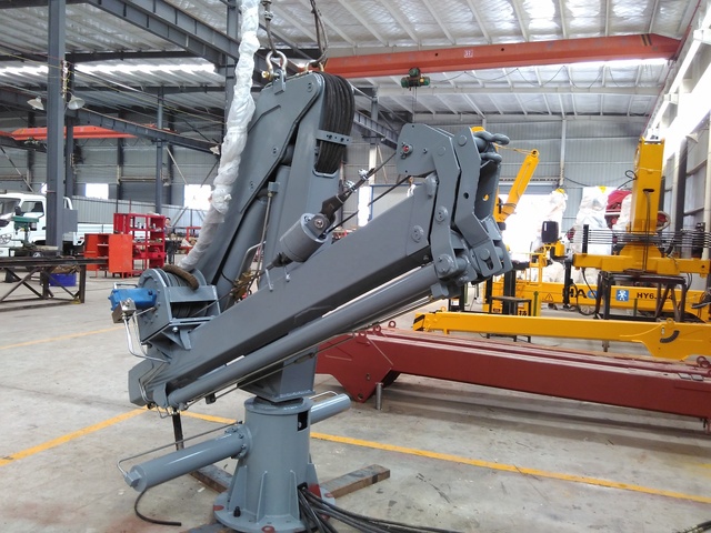 Small 3200kg Boat Lift Hydraulic Marine Deck Crane with Electric Power Pump As Core Component and Boom