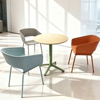 Chaise de visiteur minimaliste en plastique au design moderne pour bureaux et salles d'attente – Confortable et idéale pour la réception