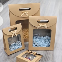 Sac cadeau de luxe personnalisable, réutilisable et recyclable, en papier kraft écologique, avec impression héliogravure, fenêtre transparente et fermeture à rabat.