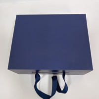 Boîte pliante élégante en papier rigide avec fermeture magnétique et poignée en ruban pour emballages cadeaux de luxe pour vêtements