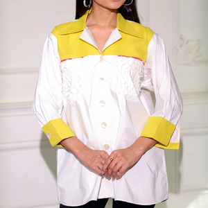Chemise décontractée ample pour femme en lin satiné 100% blanc et jaune contrastant, boutonnée, avec broderie et manches ballon - Product Image 1