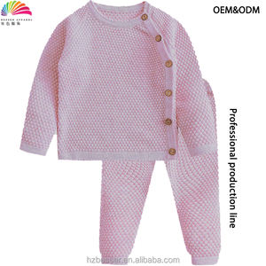 Vêtements chauds personnalisés en usine, ensembles <span class=keywords><strong>pull</strong></span>-over-pantalon 2 pièces en tricot-printemps-automne en coton pour bambins et bébés filles avec bouton - Product Image 3