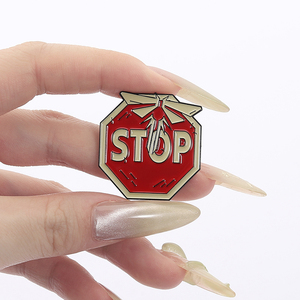 Retro Raumschiff Emaille Pin Classic Spiel inspiriert Sci Fi Metall Brosche Revers Abzeichen Schmuck Geschenk für Fans Freunde - Product Image 4