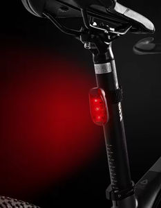 Phares de vélo à LED à trois modes de fonctionnement sur batterie - Product Image 6