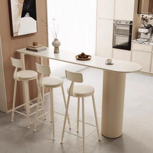 Îlot de cuisine moderne avec plateau en marbre et base noire pour petit espace repas d'appartement - Product Image 2
