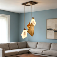 Suspension asymétrique multi-gouttes avec câbles réglables longs et abat-jour en albâtre naturel veiné pour salle à manger de villa