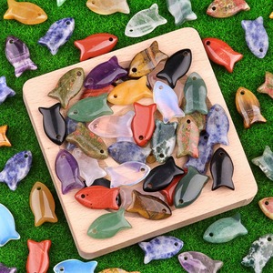 Materiales de Joyería al por Mayor: Colgante de Pez Pequeño de 22mm en Cristal Natural Morado, Rosa, Blanco, Ágata, Ojo de Tigre y Jade Dushan - Product Image 2