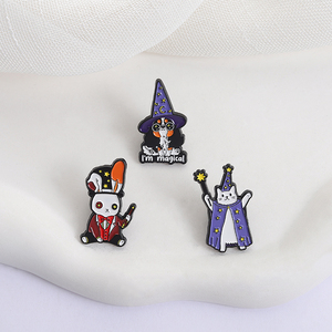<span class=keywords><strong>Chat</strong></span> assistant tenant une baguette magique en émail épingles <span class=keywords><strong>chien</strong></span> mignon avec chapeau de sorcière broches d'Halloween insigne de revers bijoux cadeaux - Product Image 3