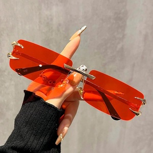 <span class=keywords><strong>Vogue</strong></span> sans monture métal griffe Design lunettes <span class=keywords><strong>de</strong></span> <span class=keywords><strong>soleil</strong></span> 2025 rétro dégradé sans cadre lunettes <span class=keywords><strong>de</strong></span> <span class=keywords><strong>soleil</strong></span> haute qualité Hip Hop populaire lunettes hommes femmes - Product Image 4