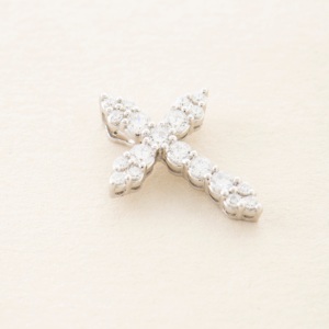 Colar de Luxo com Pingente de Cruz Cravejado em Ouro 18K e Diamantes, Joia Religiosa Brilhante para Presente de Casamento ou Festa - Product Image 3