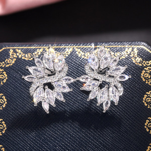 Eleganti Orecchini a Perno Geometrici con Zirconi Marquise, Gioielli Minimalisti di Lusso per Donna, Regalo Chic per Matrimoni - Product Image 6
