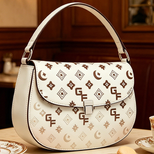 Bolso de Hombro Tipo Saddle de PU Blanco para Mujer, con Estampado Floral y Cierre de Solapa - Product Image 3