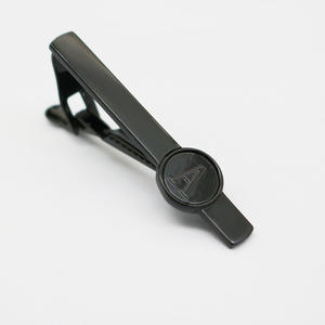 Gemelos <span class=keywords><strong>de</strong></span> <span class=keywords><strong>camisa</strong></span> <span class=keywords><strong>de</strong></span> traje <span class=keywords><strong>de</strong></span> hombre grabados personalizados Gemelos negros personalizados Clip <span class=keywords><strong>de</strong></span> corbata con <span class=keywords><strong>iniciales</strong></span> <span class=keywords><strong>de</strong></span> nombre - Product Image 2