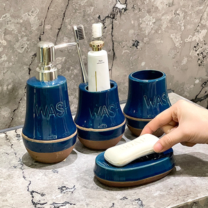 Ensemble moderne en céramique bleue avec design à lettrage, comprenant un distributeur de savon, un porte-brosse à dents et une porte-savon pour salles de bain et douches - Product Image 4