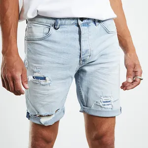 Pantaloncini corti strappati blu chiaro da uomo di nuovo arrivo strappati sfilacciati con finiture grezze Bleach Wash Denim Shorts