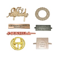 Étiquettes de vêtements en métal tendance, plaques nominatives personnalisées en laiton, logo durable, design 3D gaufré, sérigraphie, autocollantes